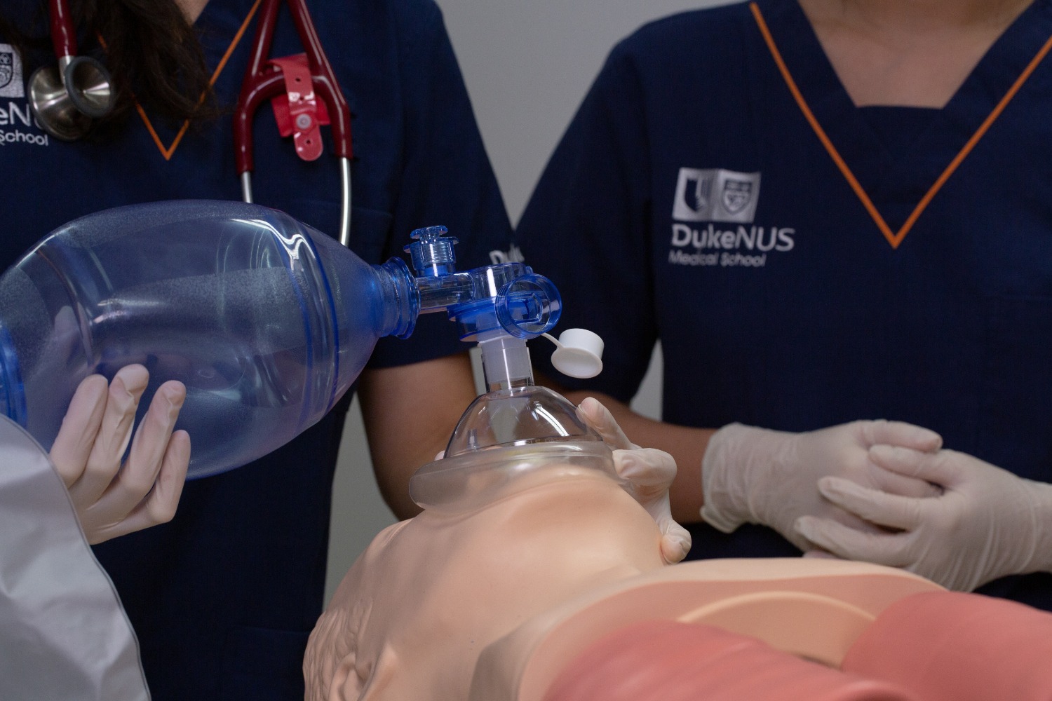Students learn proper techniques to assist a patient’s breathing. // Credit: Duke-NUS Medical School