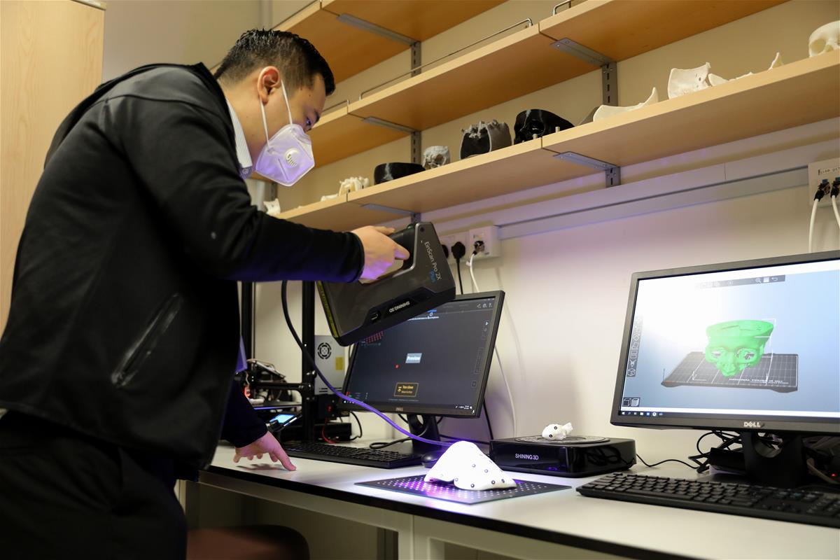 Scanning structures in 3D using a handheld scanner