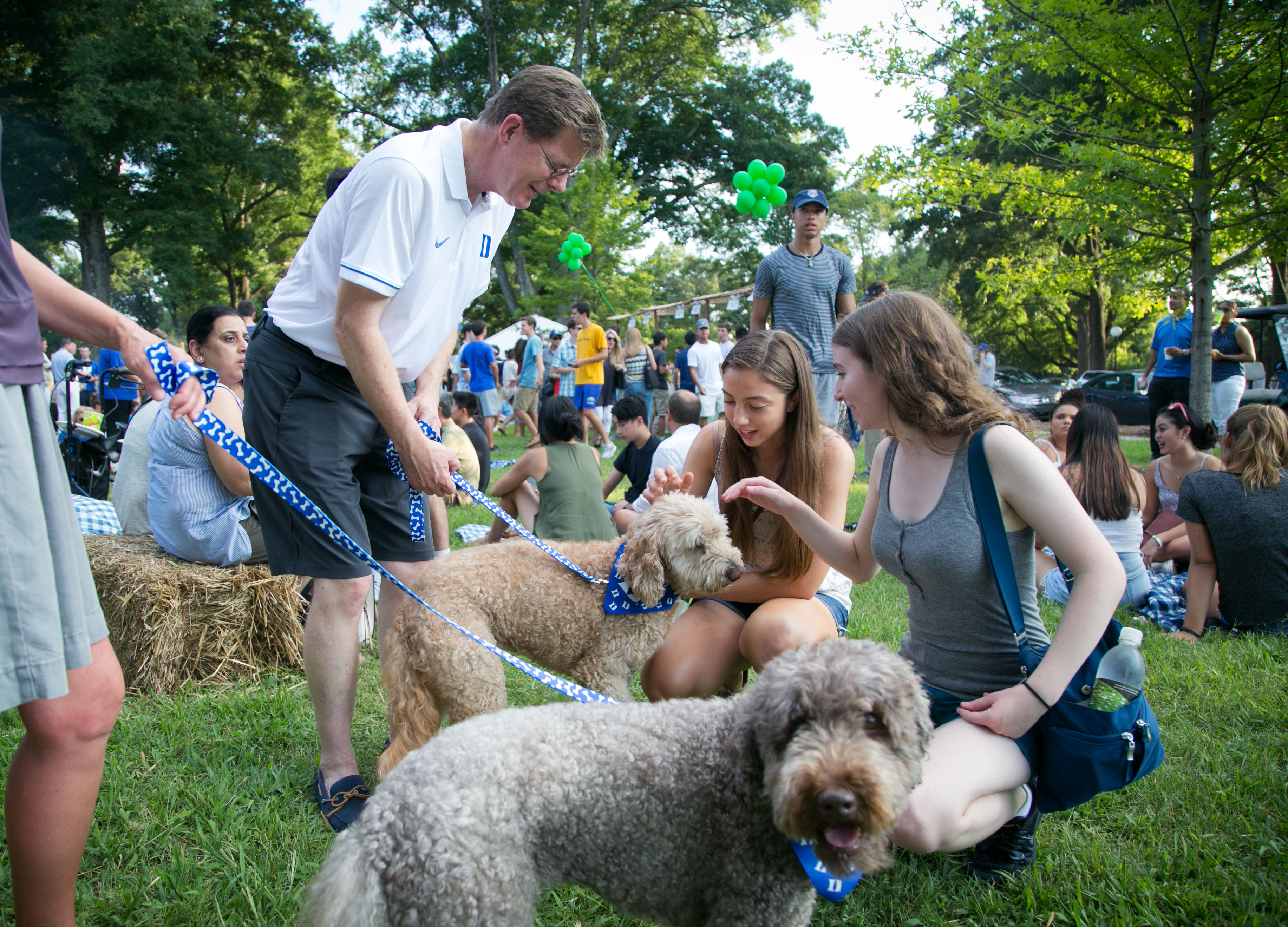 President Price chats with two first-year students 