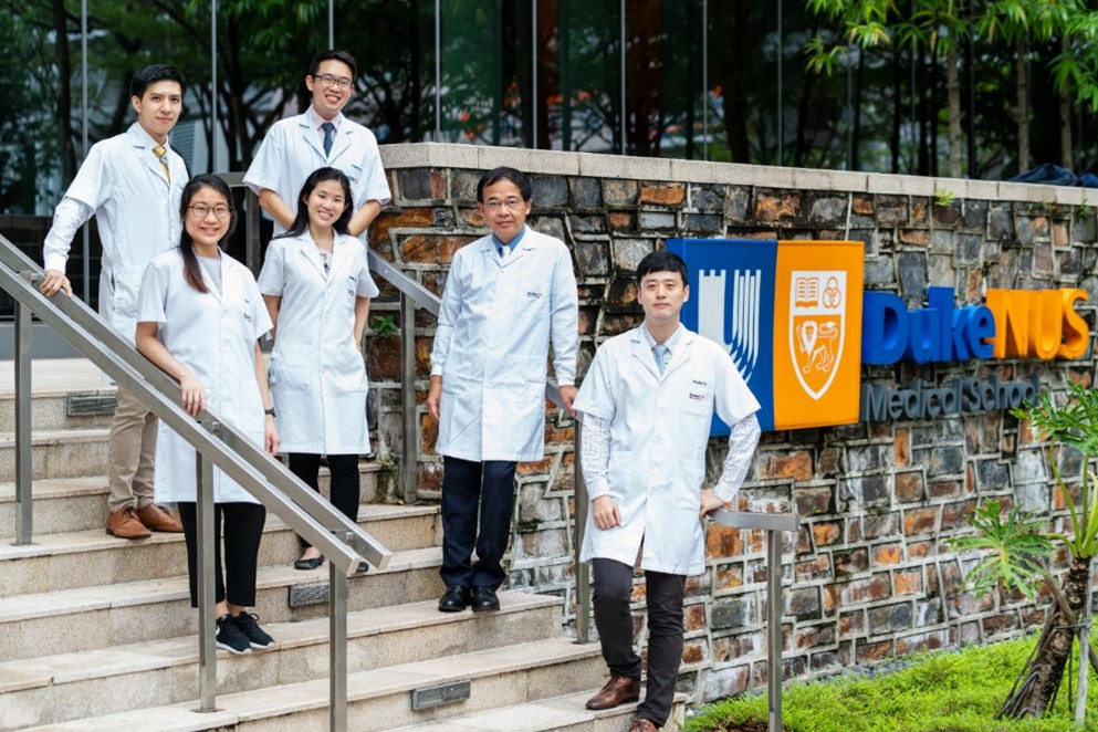 Wang with the five batty alumni who have graduated from his lab // Credit: Courtesy of Wang Linfa